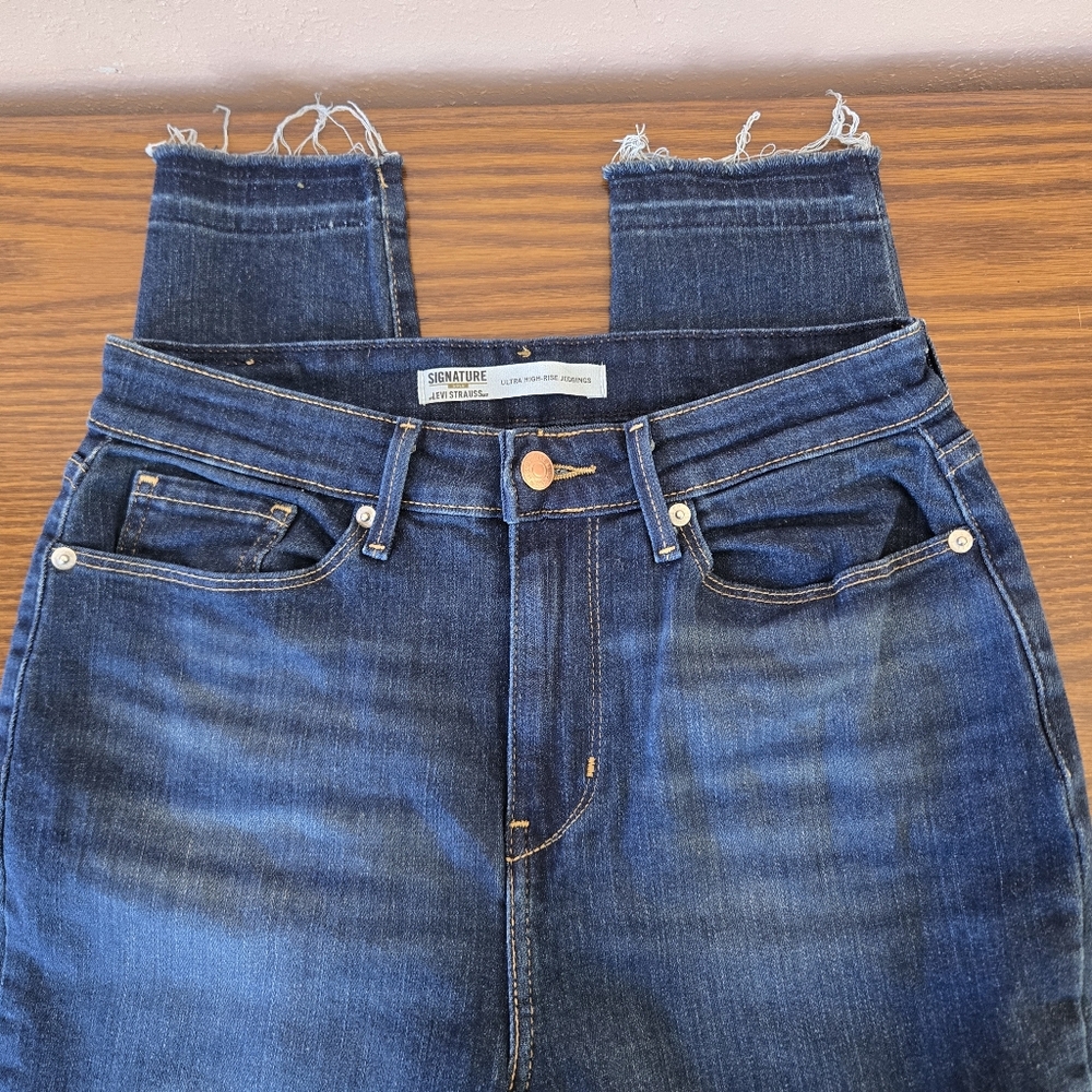 Levi's Signature Ultra High Rise Jeggings Size 6